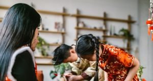 Cómo te tratará el Conejo de Agua, que rige el Año Nuevo del Horóscopo Chino Familia celebra año nuevo chino