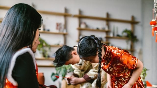 Familia celebra año nuevo chino