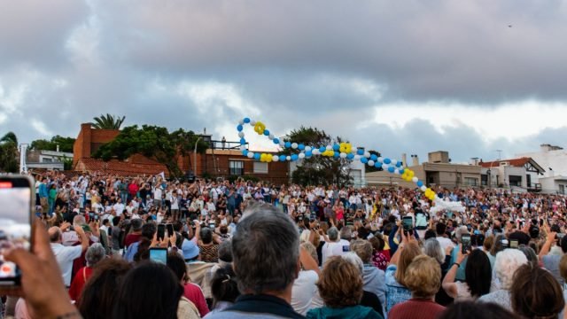 Rosario de Globos se eleva por los aires