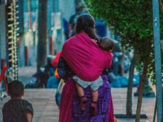 Economía del Cuidado: Su impacto real en la vida de las mujeres mujer de la economía del cuidado cuidando a sus hijos y trabajando