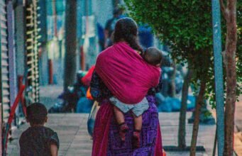 Economía del Cuidado: Su impacto real en la vida de las mujeres mujer de la economía del cuidado cuidando a sus hijos y trabajando